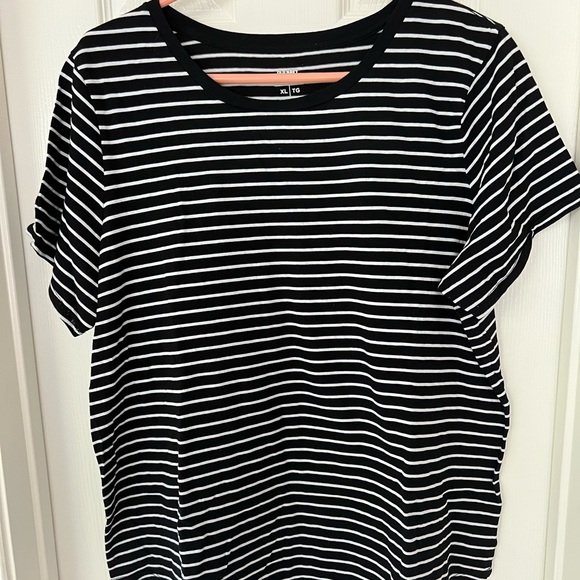 Old Navy t-shirt - Picture 1 of 3